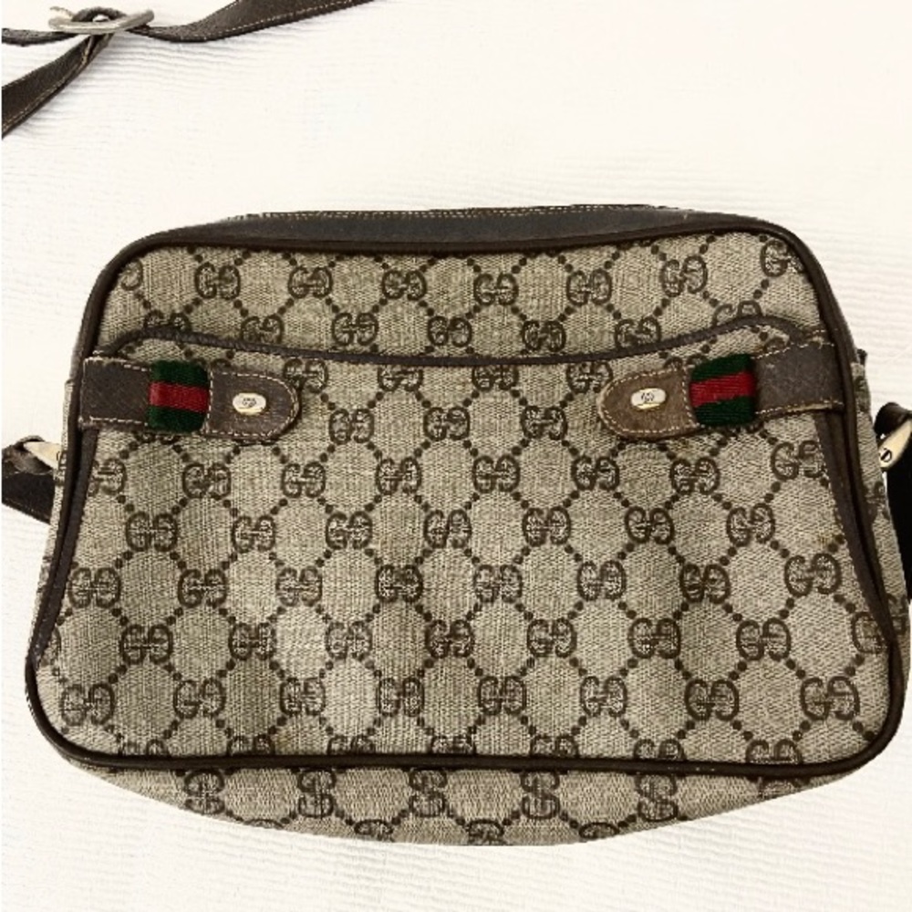 100% AUTHENTIC & VINTAGE GUCCI shoulder bag or clutch with strap! Classic Item!